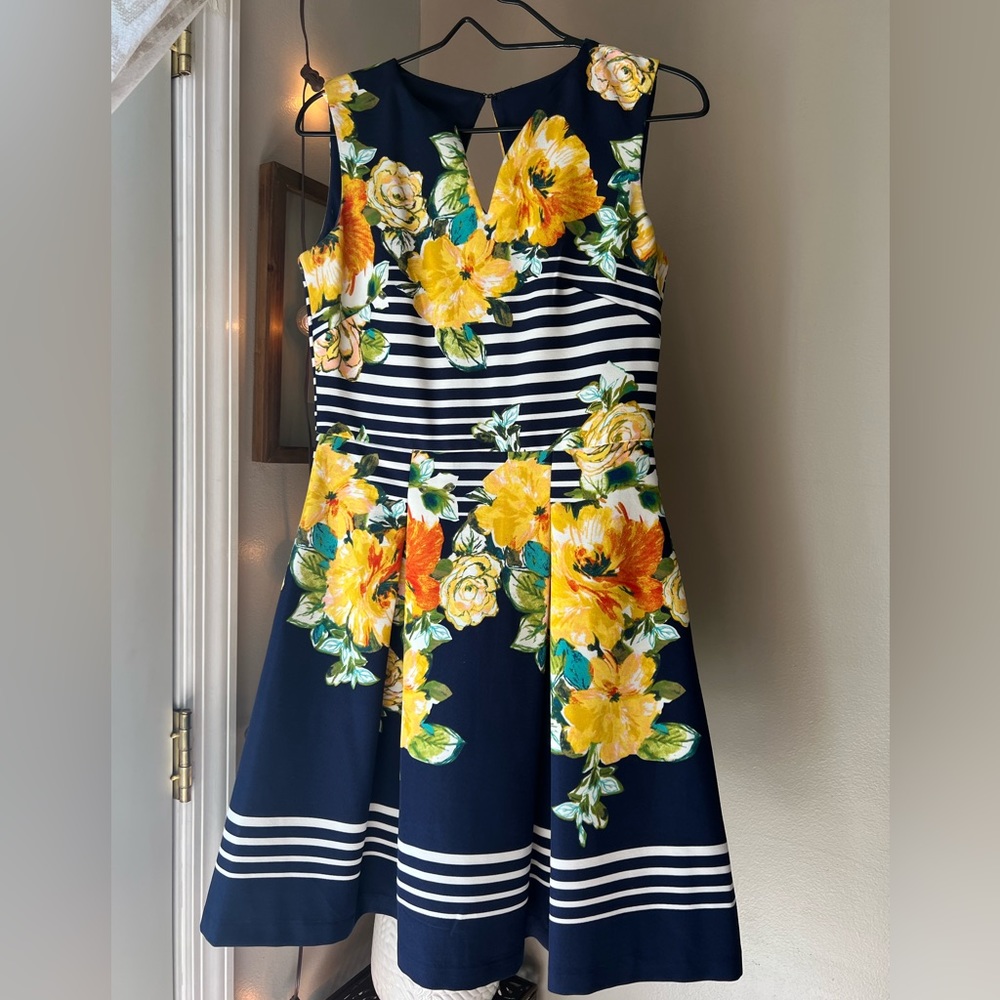 Established 1962 size 4 dress. Navy blue/yellow